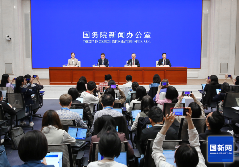 国务院新闻办就“一揽子金融政策支持稳市场稳预期”有关情况举行发布会(图1)